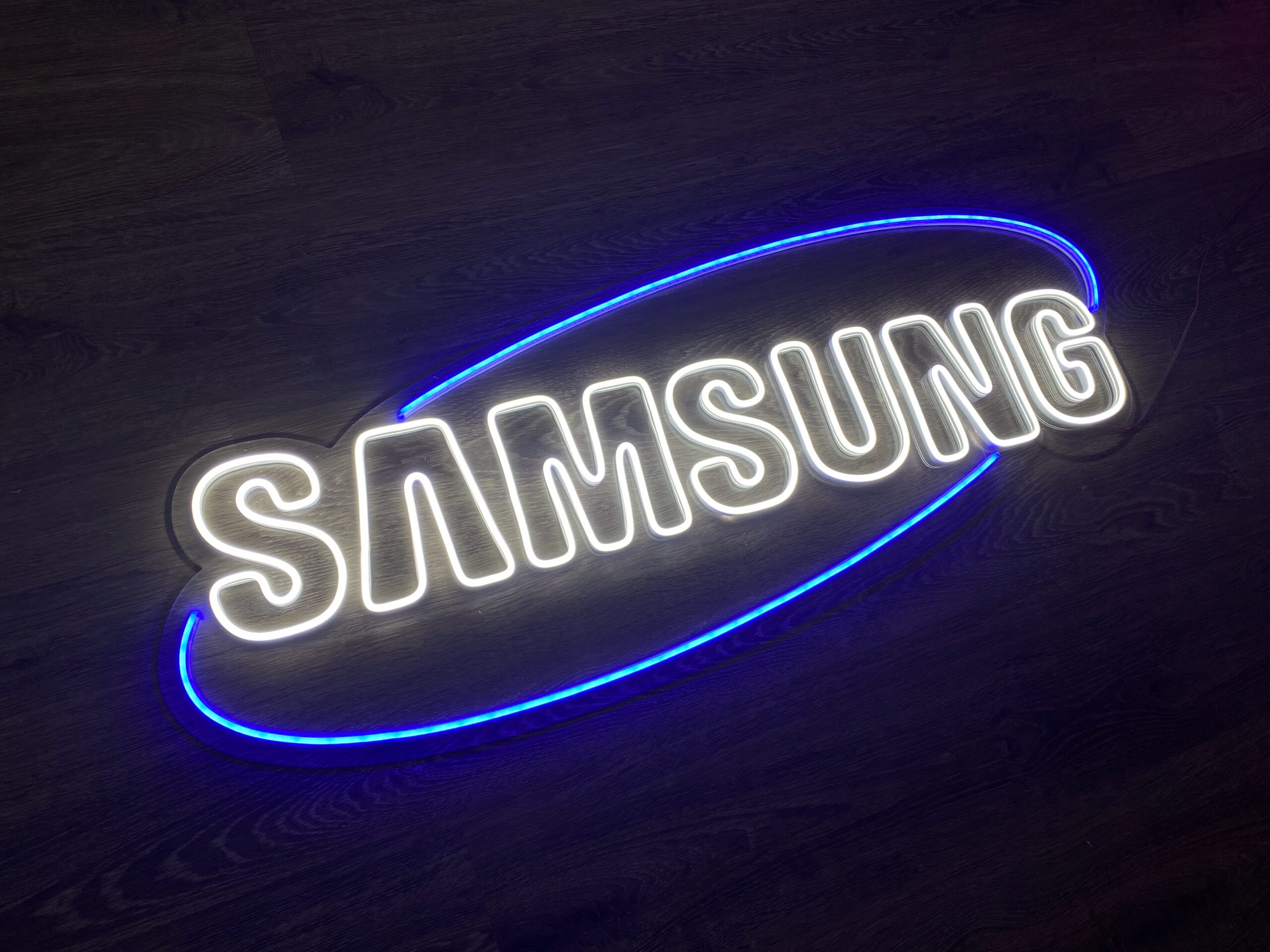 Неоновый корпоративный логотип Samsung