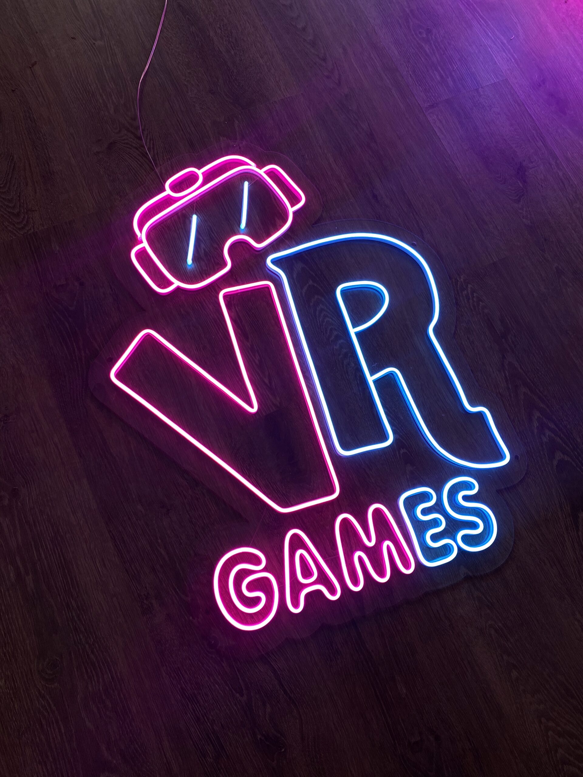 Неоновый логотип игрового клуба VR Games