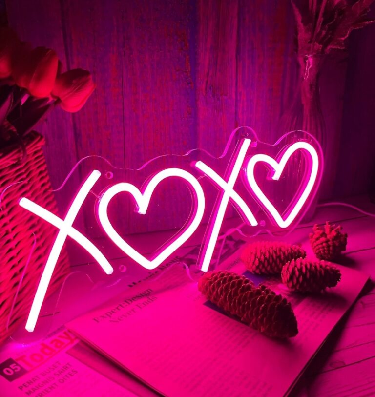 Неоновая вывеска «XOXO с сердцем»