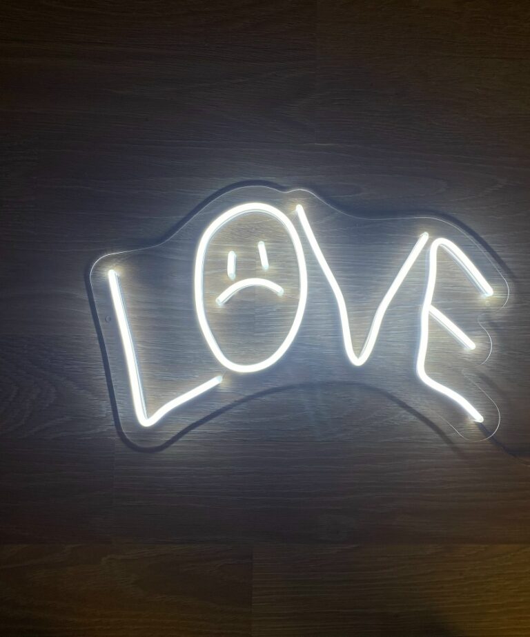 Неоновая вывеска «Love с грустным смайлом»