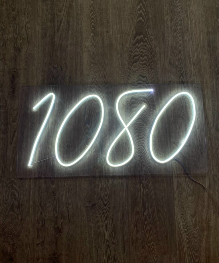 Неоновая вывеска «1080»