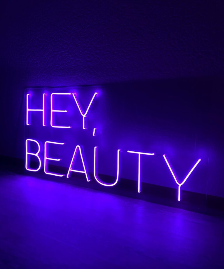 Неоновая вывеска «Hey, Beauty»