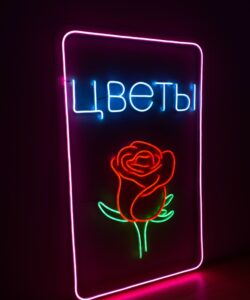 Неоновая вывеска «Цветы с розой в рамке»