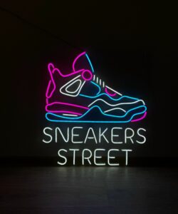 Неоновая вывеска «Sneakers Street»