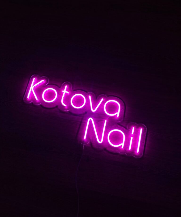 Неоновая вывеска «Kotova Nail»